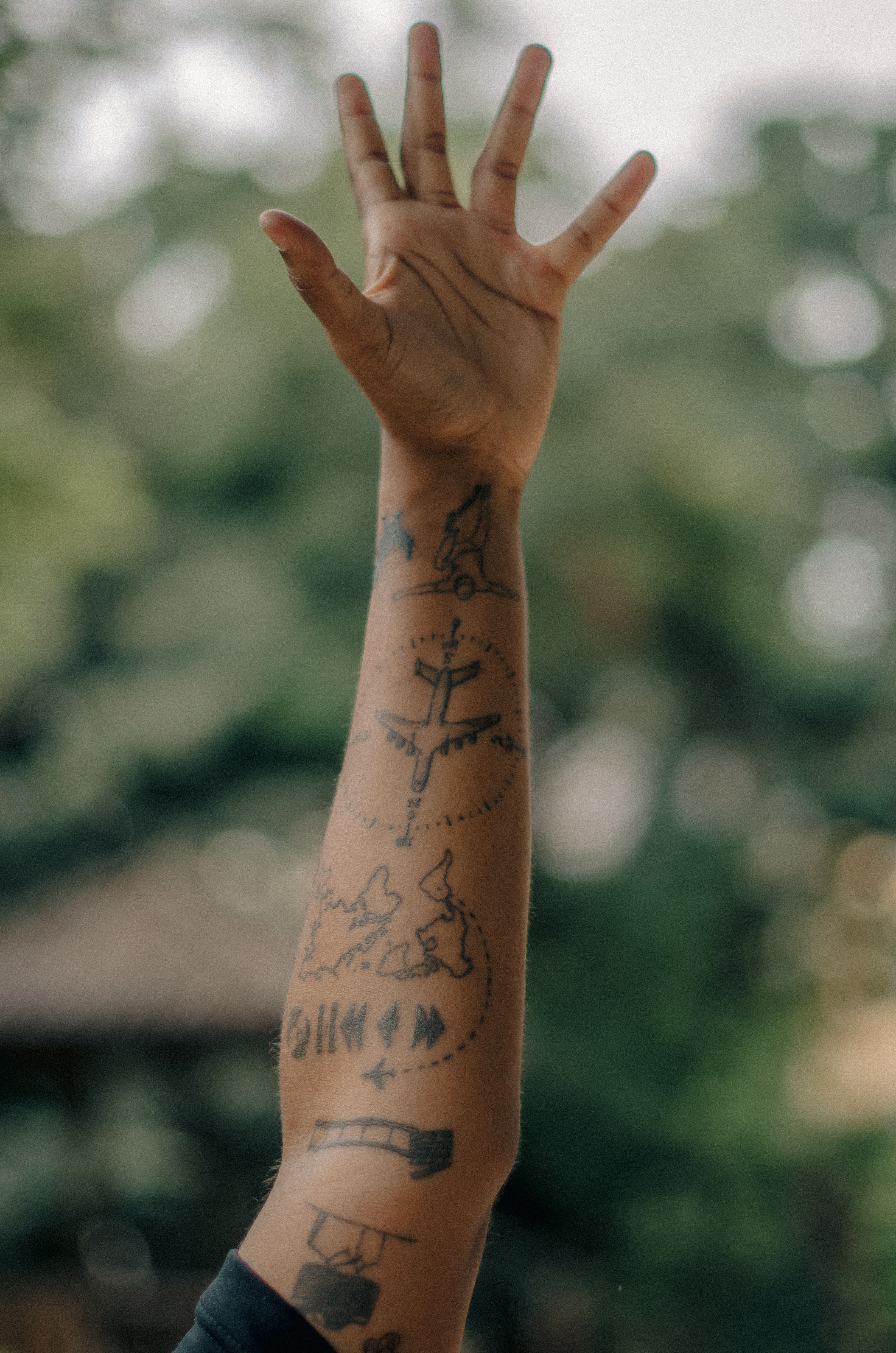 Antebraço com tatuagens soltas em fine line